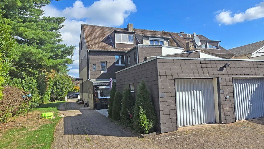 R�ckansicht mit Garagen Mehrfamilienhaus Duisburg