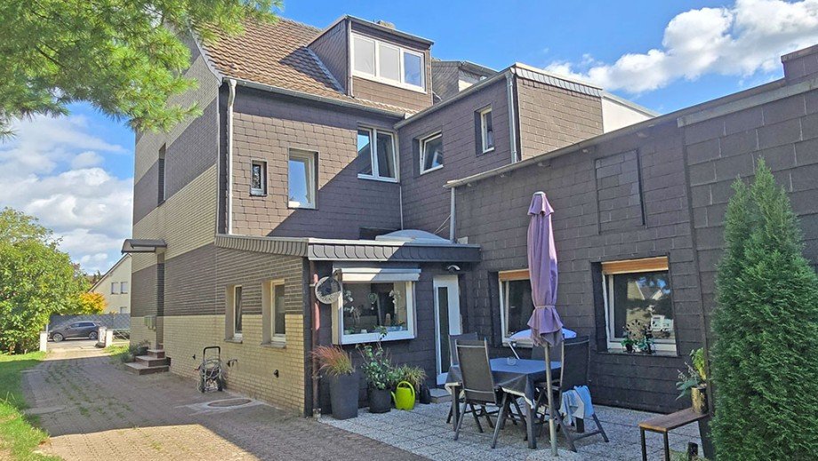 Seitenansicht mit Terrasse EG Mehrfamilienhaus Duisburg