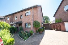 Vorderansicht des Hauses Erf�llen Sie sich Ihren Wohntraum in dieser gro�z�gigen und liebevoll gepflegten Doppelhaush�lfte