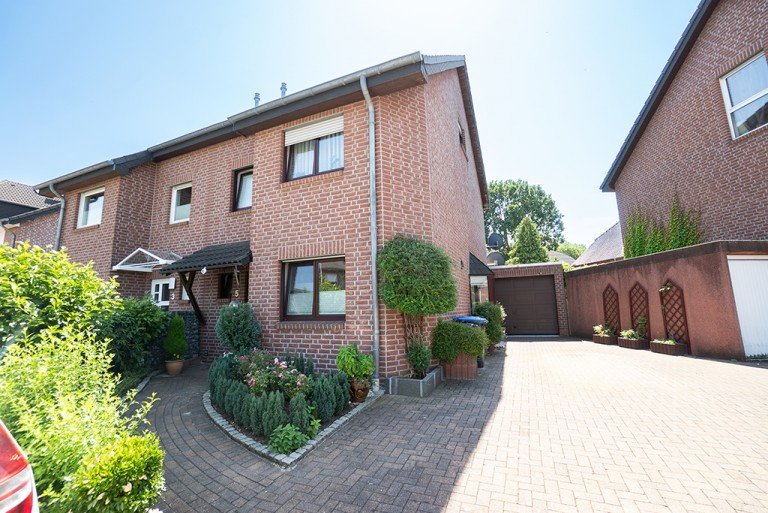 Vorderansicht des Hauses Voerde Doppelhaush�lfte Erf�llen Sie sich Ihren Wohntraum in dieser gro�z�gigen und liebevoll gepflegten Doppelhaush�lfte
