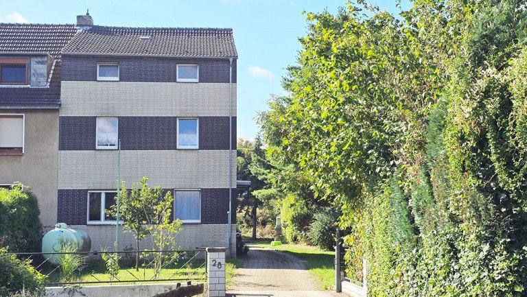 Vorderansicht des Hauses Duisburg Mehrfamilienhaus Interessantes Dreifamilienhaus mit Garagen und Parkpl�tzen in begehrter Lage im Duisburger S�den