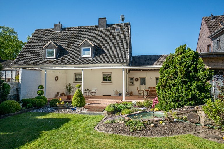 R�ckansicht des Hauses Voerde Doppelhaush�lfte Charmante, kleine DHH mit Carport und sch�nem Garten in Friedrichsfeld