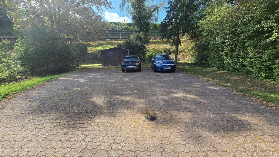 Parkpl�tze hinter dem Haus Mehrfamilienhaus Duisburg