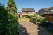 Blick in den Garten Erf�llen Sie sich Ihren Wohntraum in dieser gro�z�gigen und liebevoll gepflegten Doppelhaush�lfte