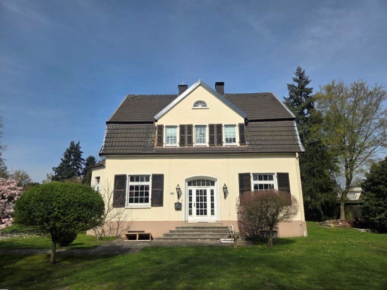 Vorderansicht Voerde Einfamilienhaus Repr�sentativ wohnen, arbeiten und famili�r Leben