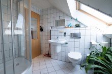 Bad im Dachgeschoss Erf�llen Sie sich Ihren Wohntraum in dieser gro�z�gigen und liebevoll gepflegten Doppelhaush�lfte